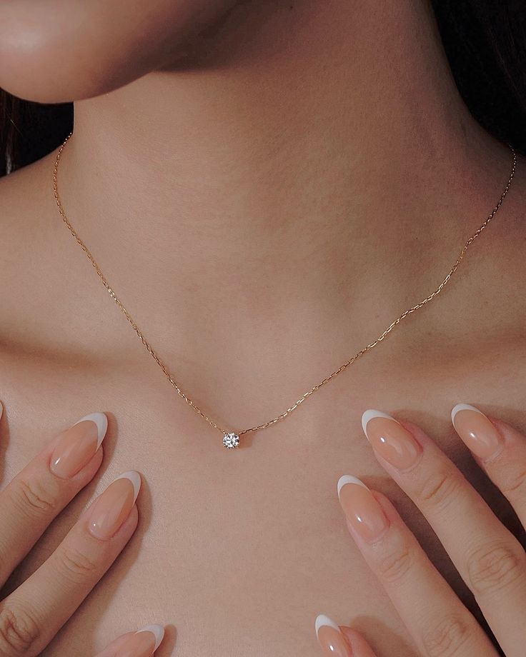 Dainty solitaire Premium sleek Pendant
