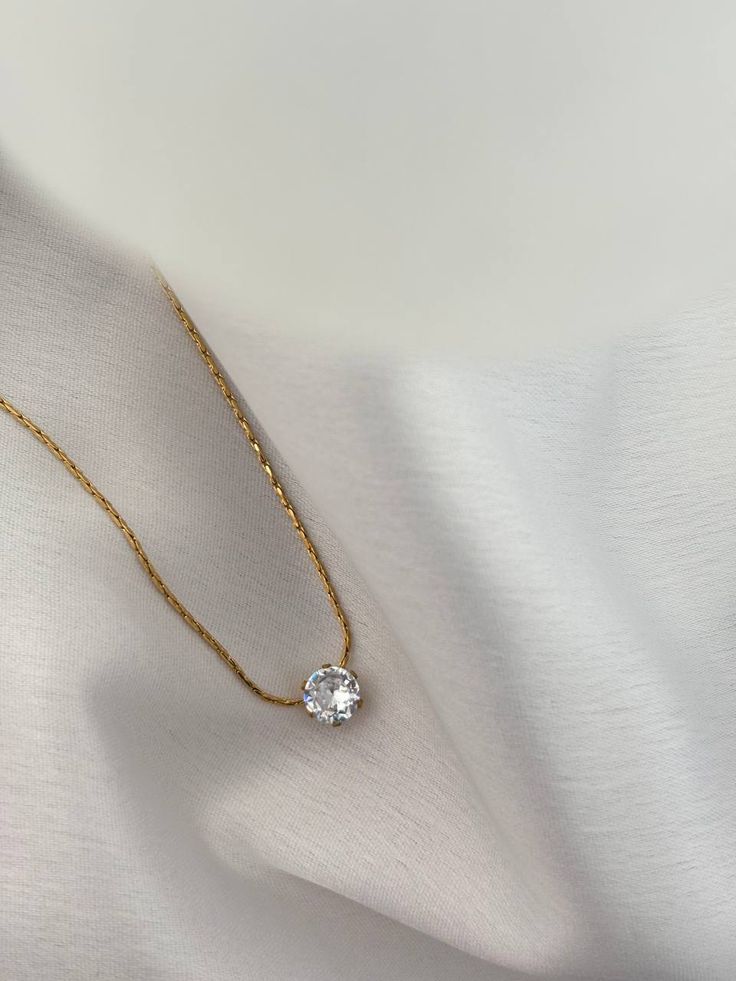 Dainty solitaire Premium sleek Pendant