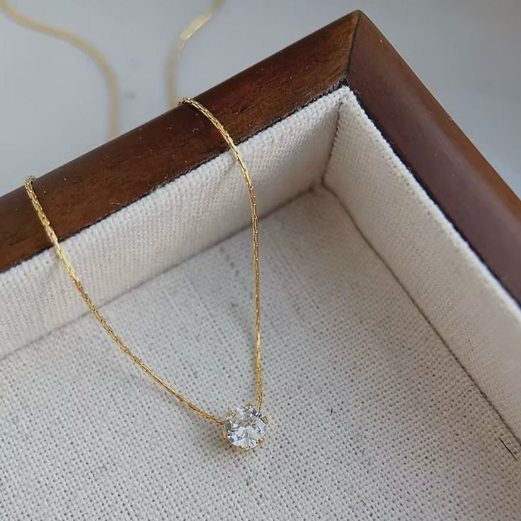 Dainty solitaire Premium sleek Pendant